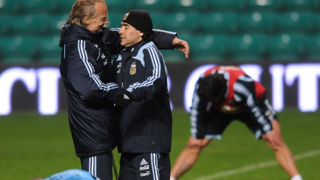 maradona agarro de los pelos y revolco a diego, le gano por nocaut