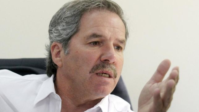 el diputado nacional felipe sola llega a la plata con traje de candidato