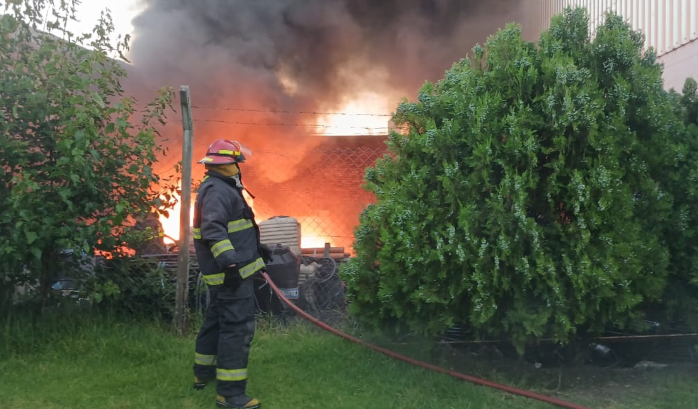 Un voraz incendio en una fábrica de La Plata desató una enorme columna de humo negro