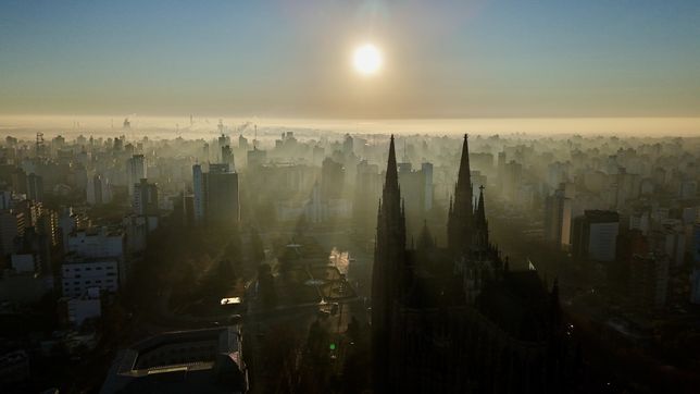 la plata amanecio con un densa niebla y recomiendan precaucion para circular