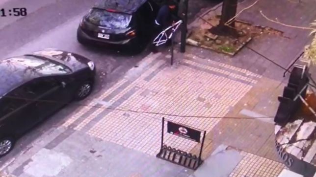 video: asi descarto una bicicleta robada la pareja que saquea edificios de la plata