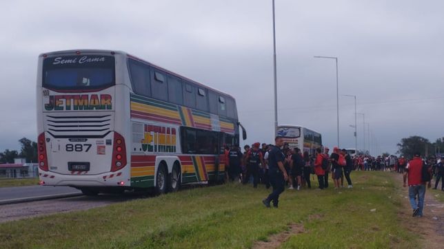 El micro de Estudiantes retenido en la ruta. FOTO: @Lavozalbirroja.