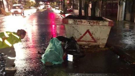 Accidente fatal en La Plata: una mujer en moto resbaló, chocó con un container y murió