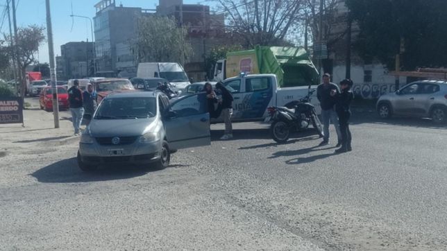 una pareja termino en el hospital tras ser atropellada por una camioneta en 122 y 50