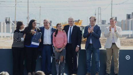 Fernández, Maggiotti y Jalil entregaron 90 viviendas en Valle Chico