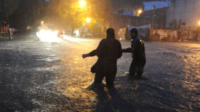 testigos y sobrevivientes cuentan la inundacion en la plata en un muestra educativa