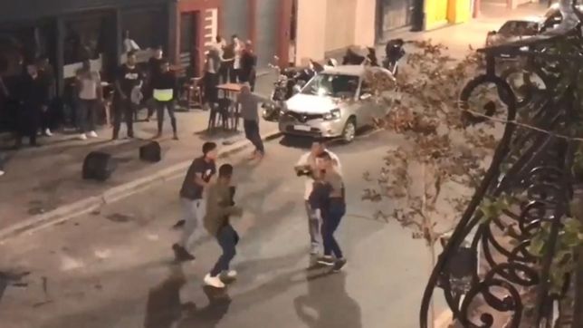 pinas, patadas y sillazos: asi fue la salvaje pelea en la puerta de una cerveceria
