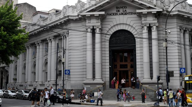 bancarios se movilizan a la puerta del banco nacion, con asamblea y retencion de tareas