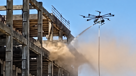 Probaron en La Plata un bombero drone que ayudará a apagar incendios y rescatar personas en altura