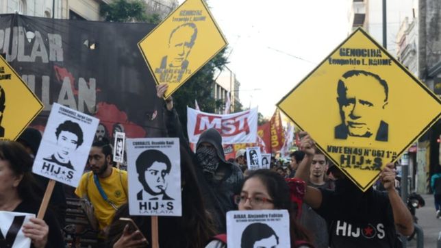 con pintadas, banderas y pancartas, volvieron a escrachar en la plata al genocida leopoldo luis baume