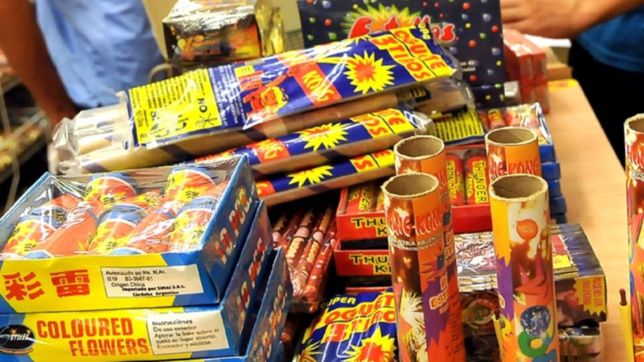 en la previa de navidad realizan operativos contra la pirotecnia ilegal: ¿cuales son los explosivos permitidos?