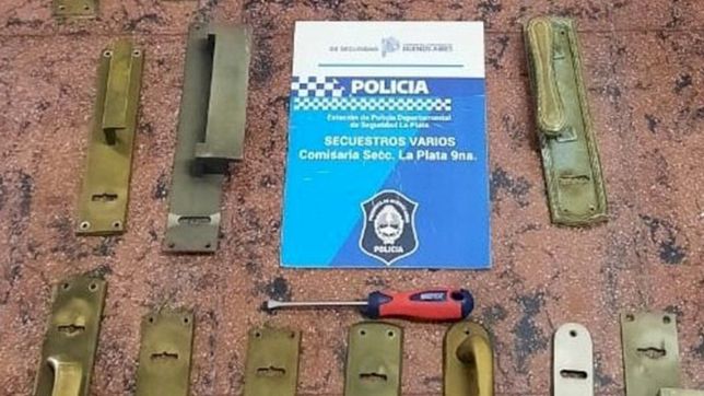 detuvieron a un hombre por robar picaportes de casas de la zona roja