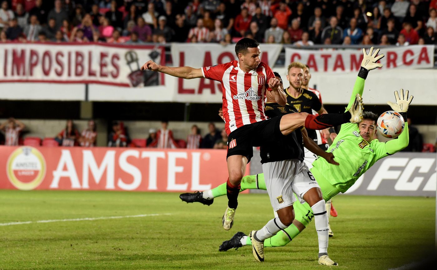 Estudiantes The Strongest Piatti.jpg