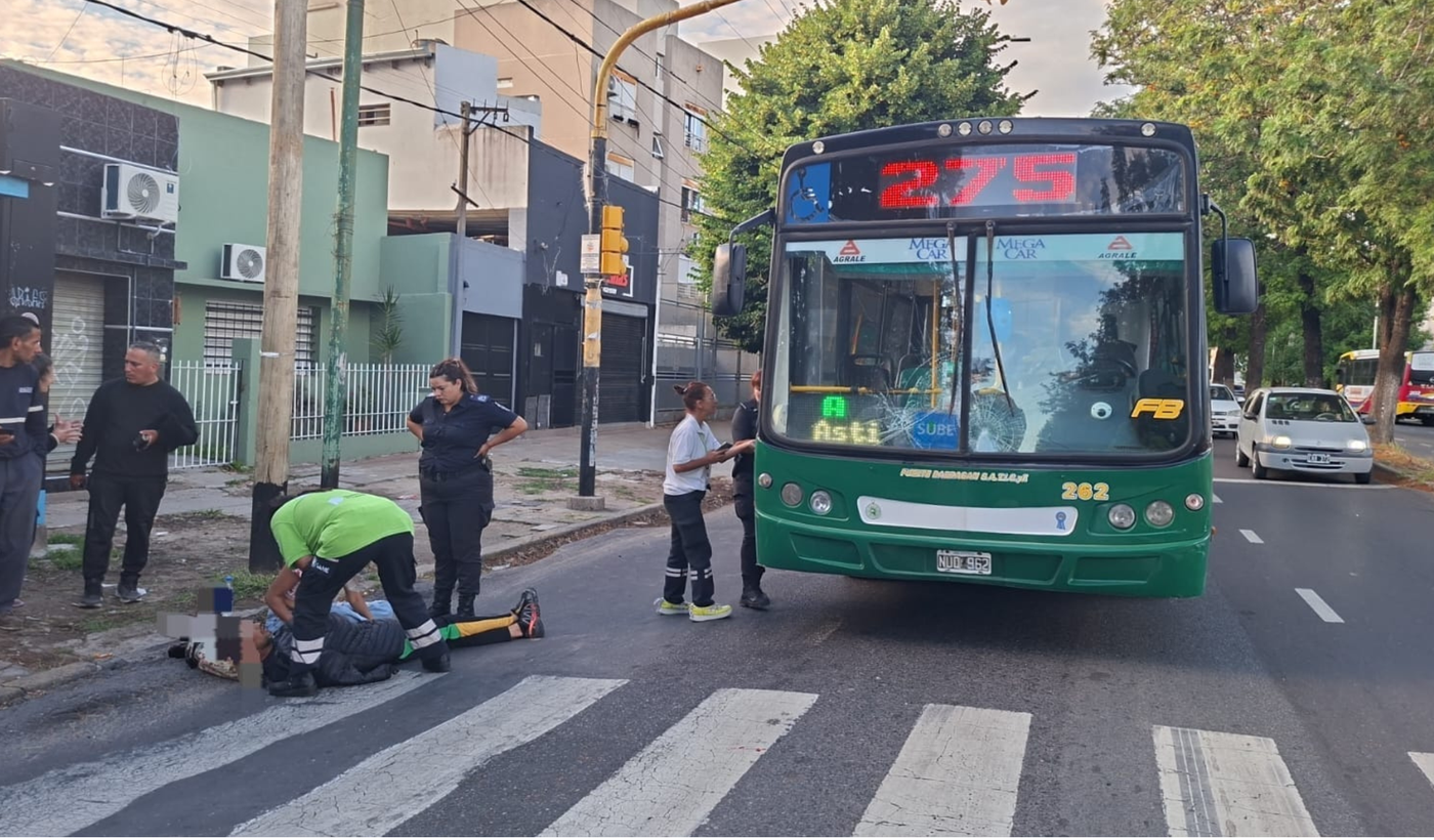 hombre atropellado por micro en Berisso