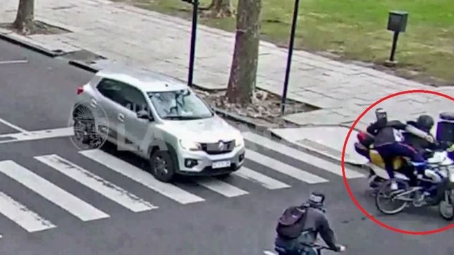 video: un repartidor de glovo choco a un ciclista y lo hizo volar en plena plaza moreno