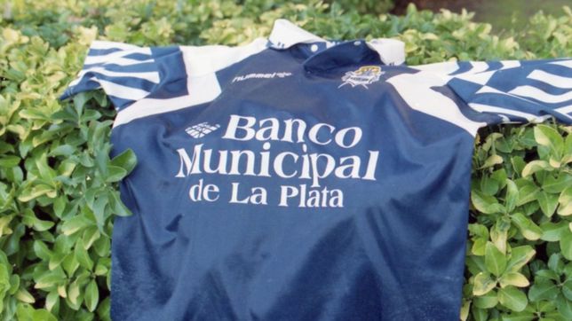 entraron a la casa de un exjugador de gimnasia: le pegaron y se llevaron plata y camisetas