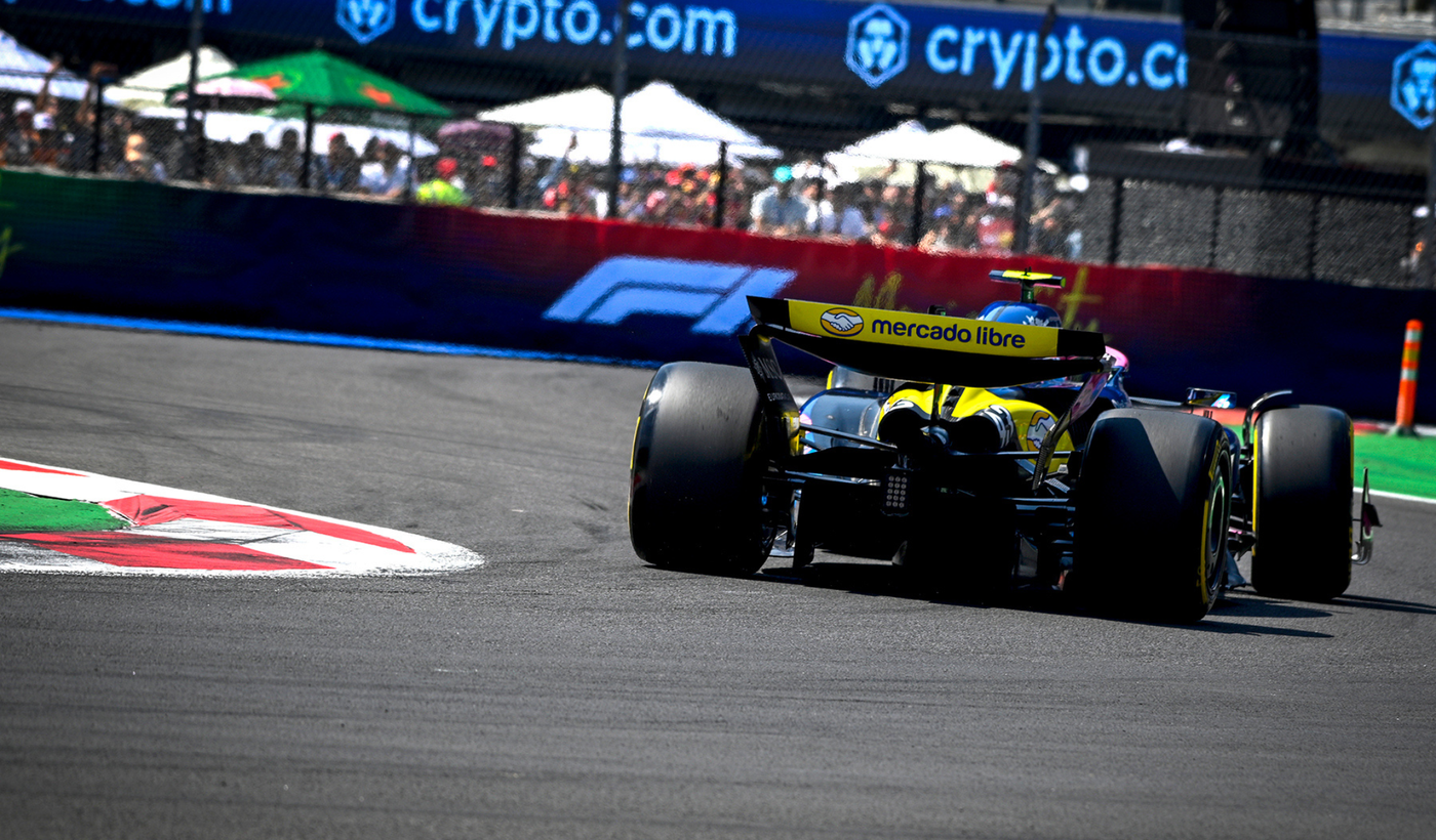 Franco Colapinto girando en el GP de México.