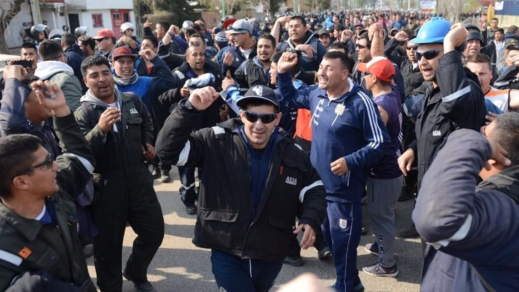 Tensión en Ensenada: obreros de la UOCRA volvieron a protestar en la destilería de YPF