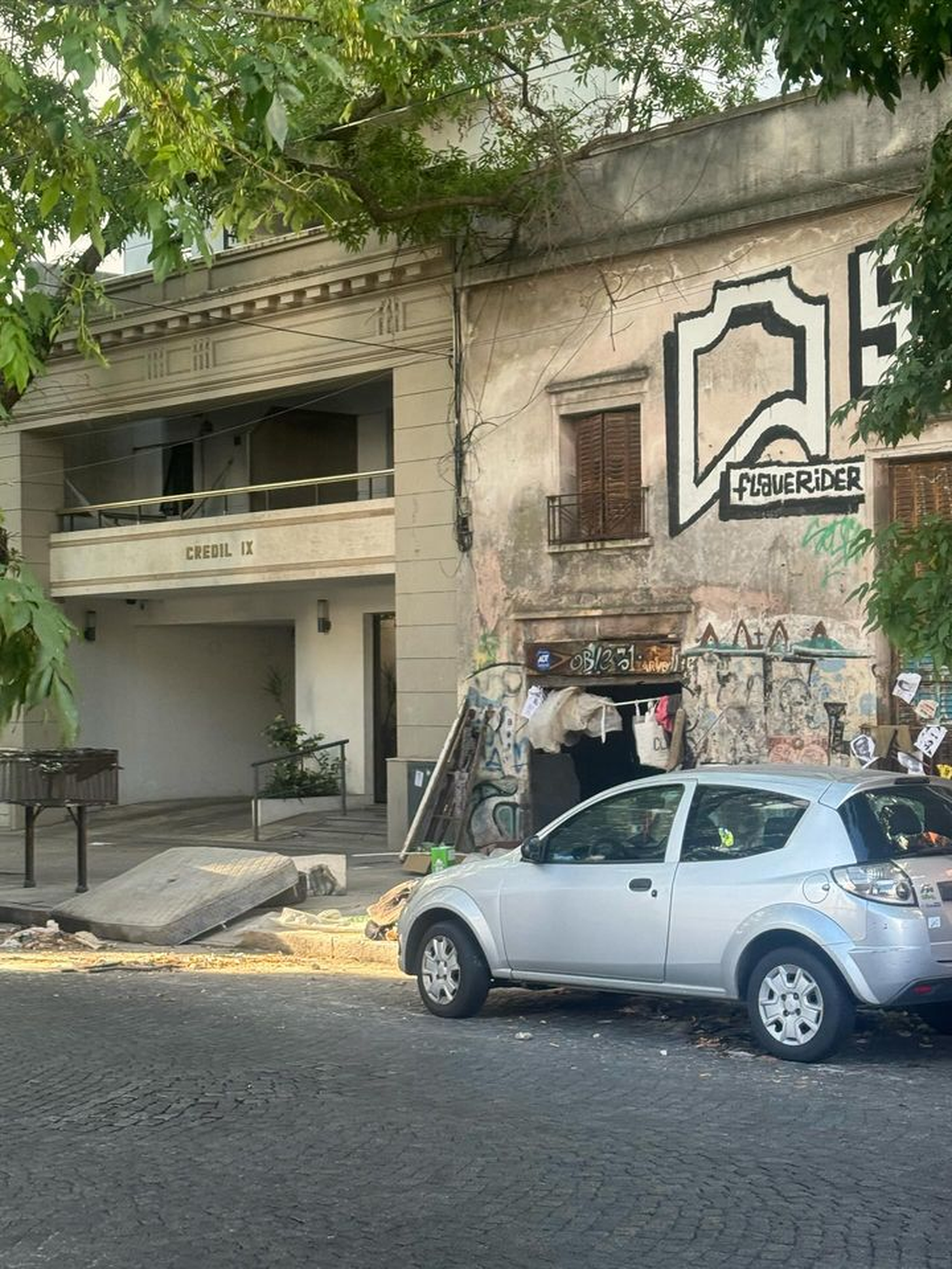 Vecinos del centro de La Plata aseguran que un joven usurpó la casa y maltrata a la gente que pasa por ahí Vecinos del centro de La Plata aseguran que un joven usurpó la casa y maltrata a la gente que pasa por ahí