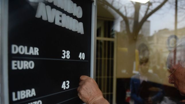 pizarras calientes, filas e incertidumbre: el pulso platense por la escalada del dolar