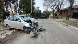 un joven termino en el hospital tras un impactante choque y vuelco en san carlos