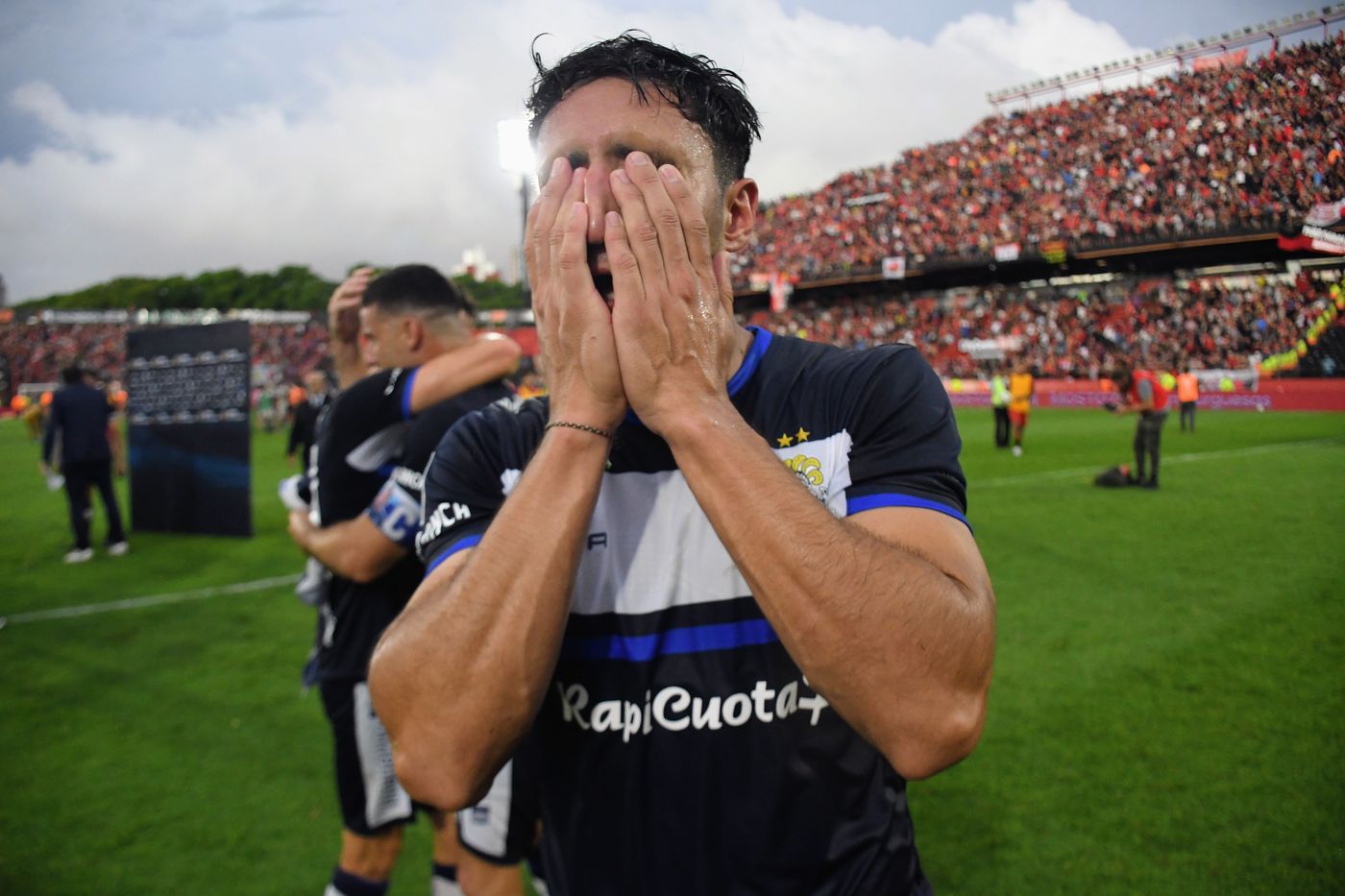La emoción del plantel de Gimnasia.