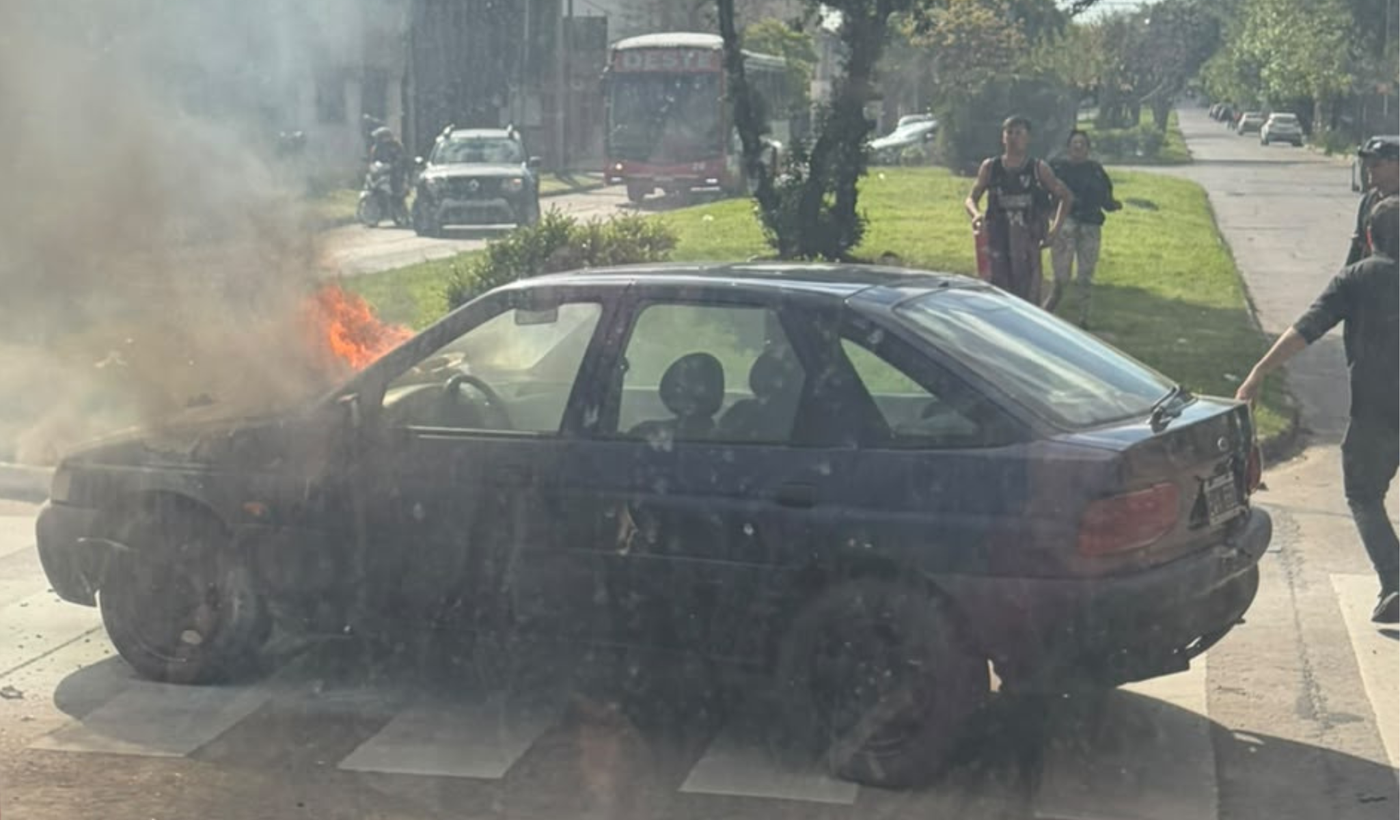 Auto prendido fuego en 532 y 117