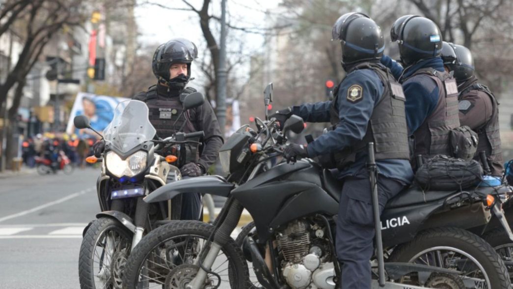 Golpeó a una chica y le exhibió sus partes a un joven en plena avenida 7