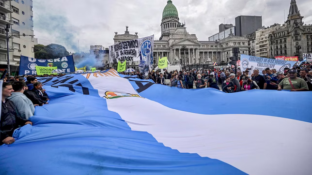 la cgt acudira a la justicia y los gremios combativos presionan con paro de 36 horas