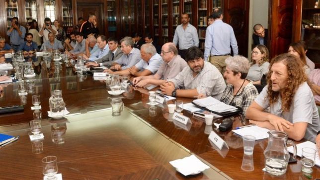 no hubo acuerdo con los estatales en provincia y axel kicillof les dara un aumento por decreto