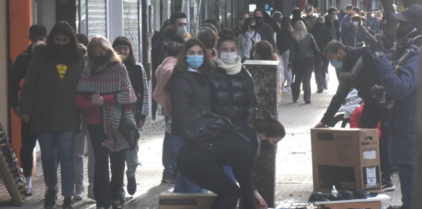 calles de La Plata con gente con barbijo en pandemia de coronavirus cuarentena aislamiento