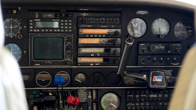 una avioneta tuvo que hacer un aterrizaje de emergencia a metros de la autopista