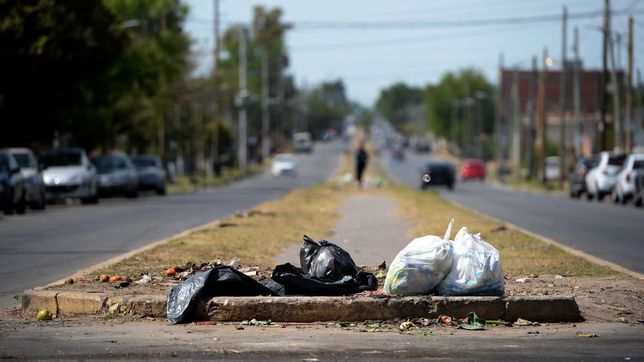los vecinos denuncian que cada vez hay mas basura en las calles de la plata