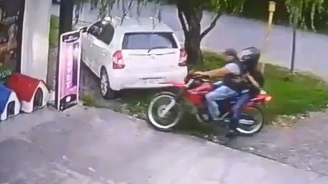 video: asi fue el violento asalto de dos motochorros en una veterinaria de city bell