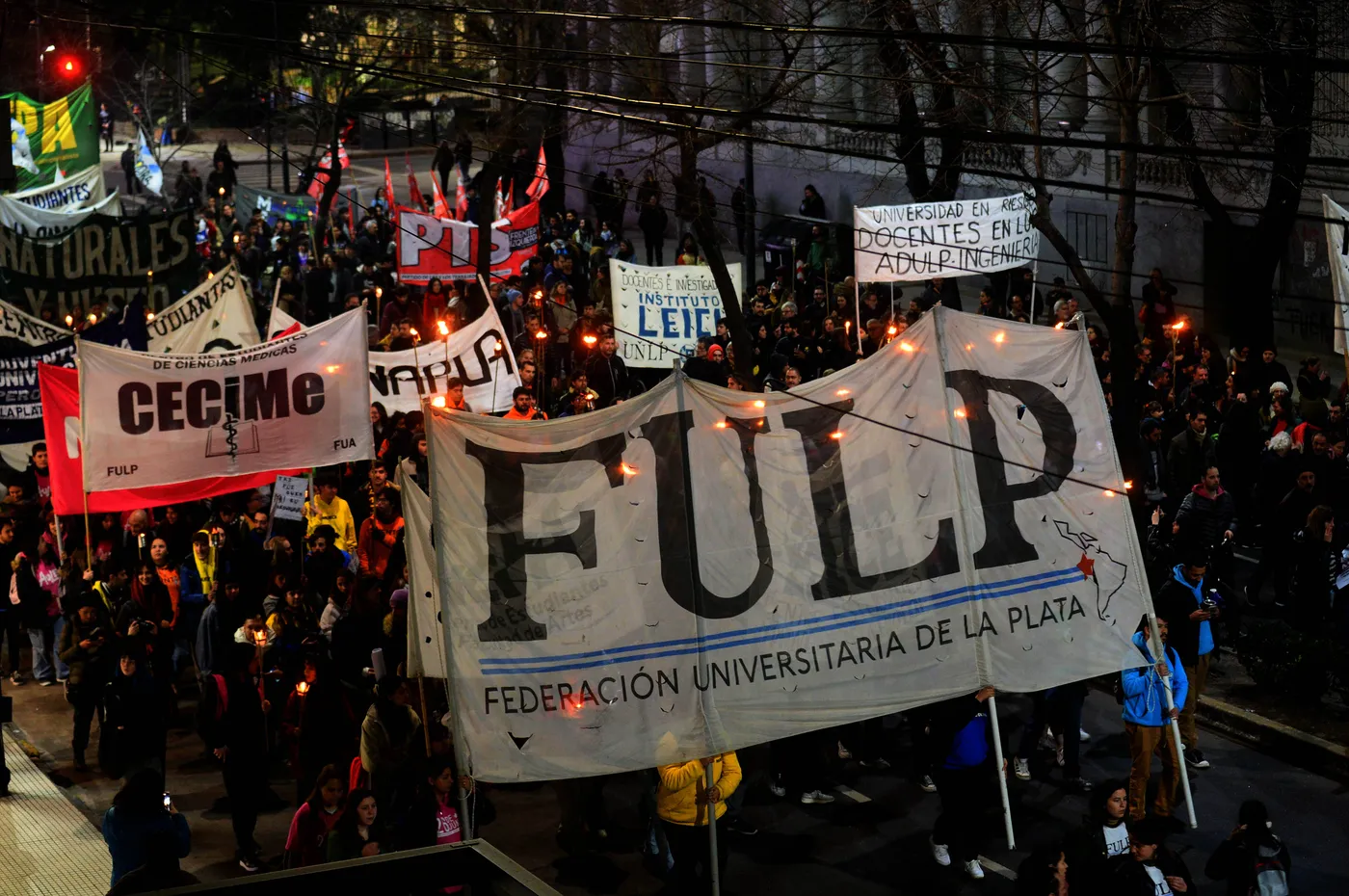 La comunidad educativa de la UNLP hizo una marcha de antorchas en defensa de la educación pública