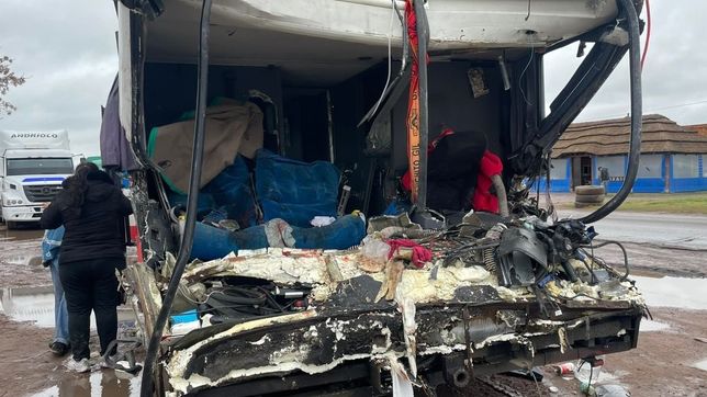 tres personas murieron tras un brutal choque entre un micro y un camion