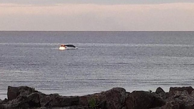 un hombre se metio con un auto al rio de la plata y lo tuvo que sacar la policia