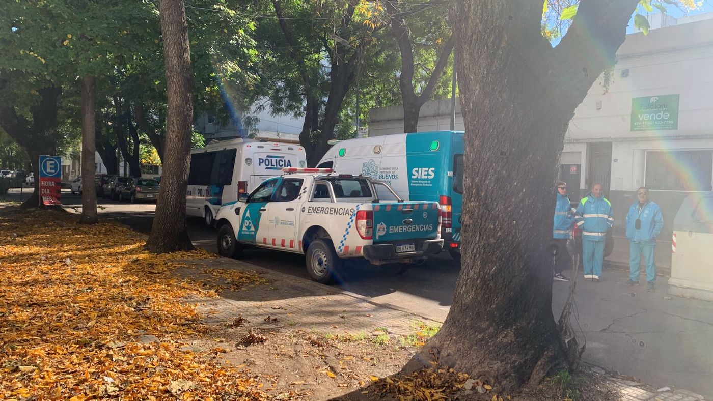 El desalojo en La Plata requirió un amplio operativo ya que en la vivienda se encontraban tres menores de edad.
