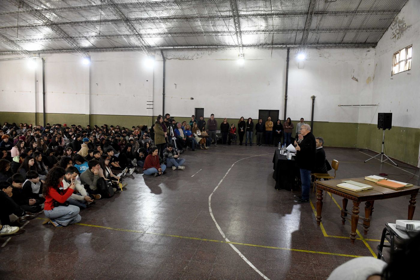 Los alumnos de La Legi&oacute;n colmaron el gimnasio de la escuela para presenciar el acto y escucha a Pablo D&iacute;az