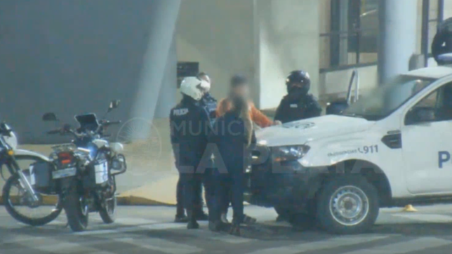 video: capturaron a los chicos que tiraron abajo un porton para entrar a un edificio