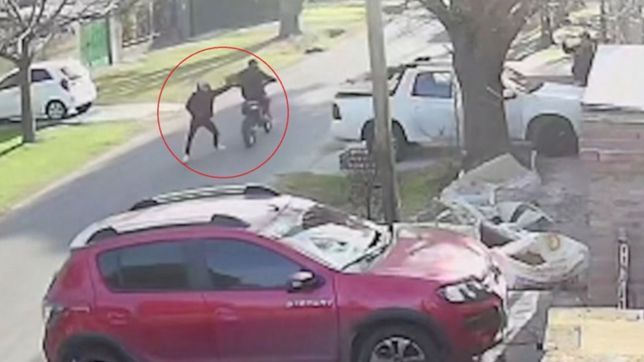 video: motochorros le apuntaron a la cabeza a un chico para robarle la mochila en la plata