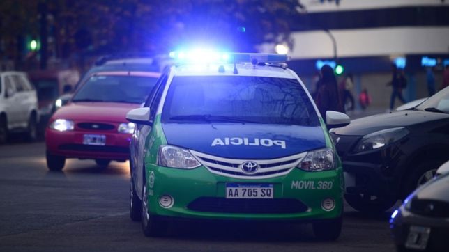 dos personas terminaron internadas tras un brutal ataque a punaladas en la plata