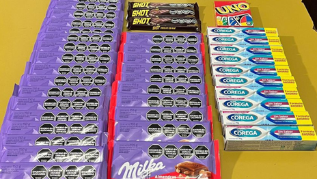 Dos jóvenes fueron detenidas en La Plata tras intentar robar más de 30 chocolates en un hipermercado Dos jóvenes fueron detenidas en La Plata tras intentar robar más de 30 chocolates en un hipermercado