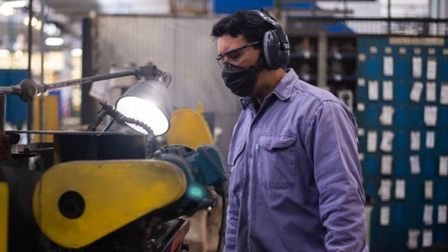 el gobierno oficializo la suba del salario minimo, vital y movil y llegara a $21.600