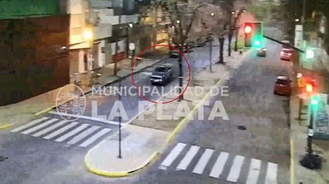 lo chocaron, consiguio un video y busca al conductor porque el no puede pagar el arreglo
