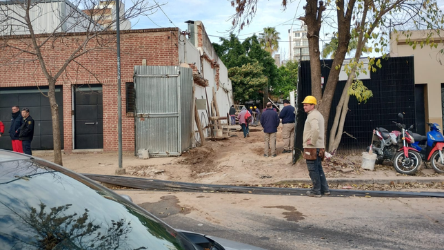 se derrumbo una construccion en la plata y un obrero quedo atrapado bajo los escombros