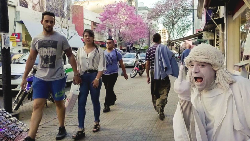 VIDEO: Sin maquillaje, la estatua de calle 8 le pegó a Luis Arias por no incluirlo en la lista