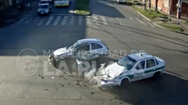 video: el violento choque en la plata que casi termina en tragedia