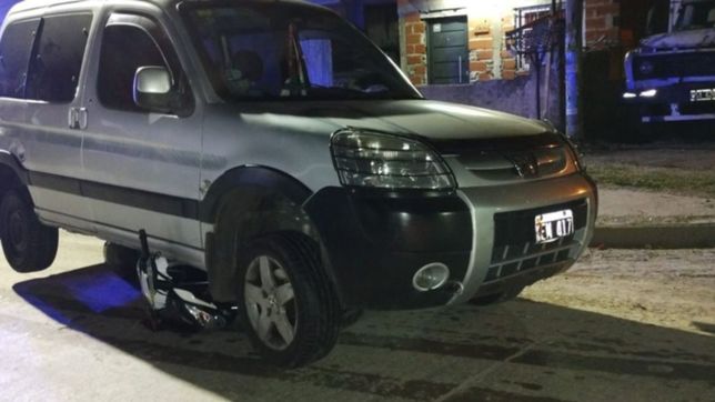 un motociclista quedo debajo de una camioneta tras un fuerte choque en berisso