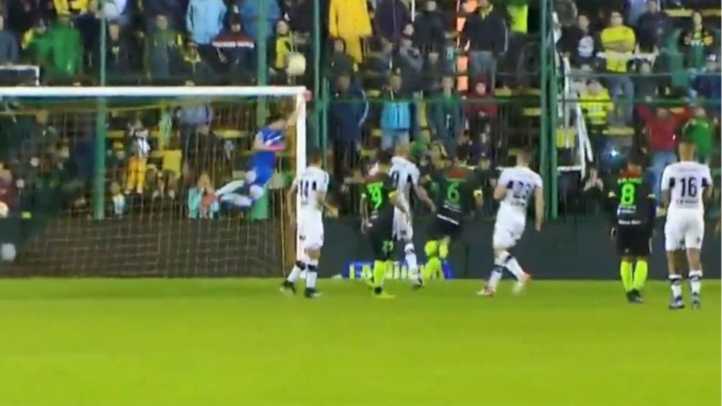 El travesaño le dijo no a Defensa y Justicia y Gimnasia sostiene la ventaja